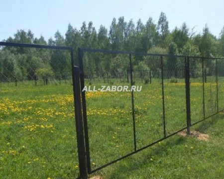 Забор из сетки на металлическом каркасе для частного дома