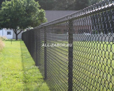 Забор из сетки на металлическом каркасе для дома