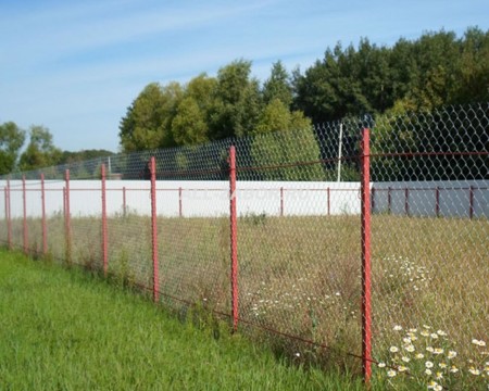 Забор из сетки рабицы внатяг на дачу