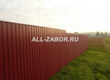 Секционный забор из профнастила красного цвета